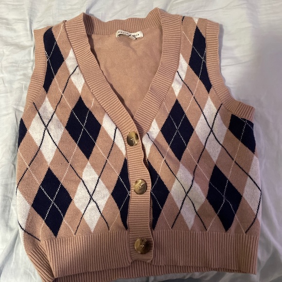 [SOLD] Light brown argyle sweater vest - Picture 2 of 6